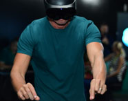 Aluno da Faculdade de Celulose e Papel utilizando óculos de realidade virtual em aula, explorando aplicações tecnológicas na indústria.