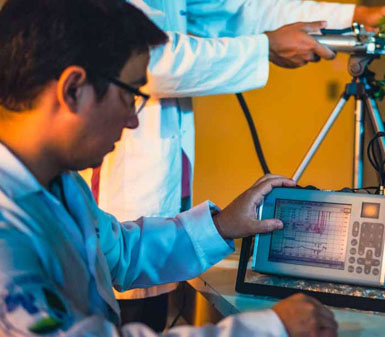 Alunos da Faculdade de Celulose e Papel em Presidente Prudente em laboratório, analisando plantas com equipamentos científicos, representando o perfil profissional do curso.