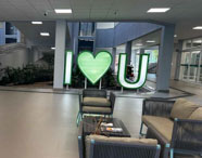 Áreas de convivência modernas da Faculdade de Terapia Ocupacional em Guarujá, com sofás e o letreiro I LOVE U, promovendo o bem-estar dos alunos.