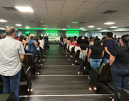 Auditório da Faculdade de Estética e Cosmética em Guarujá com público em pé, participando de evento acadêmico ou formatura da Unoeste.