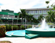 Fachada do Campus 2 da Unoeste, com fonte e paisagismo, destacando a infraestrutura moderna.