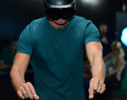 Aluno da Faculdade de Energias Renováveis utilizando óculos de realidade virtual em aula, explorando aplicações tecnológicas e simulações.