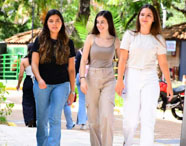 Grupo de alunas da Faculdade de Energias Renováveis caminhando em área externa do Campus 2, interagindo e aproveitando o ambiente universitário.