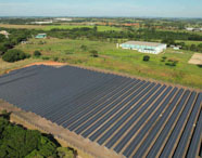 Vista aérea da usina solar no Campus 2 da Faculdade de Energias Renováveis em Presidente Prudente, destacando a infraestrutura de energia limpa.
