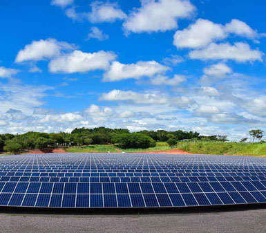 Ampla usina solar fotovoltaica sob céu azul, representando o campo de atuação e o perfil profissional do curso de Energias Renováveis em Presidente Prudente, focado em sustentabilidade e tecnologia.