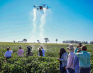 Demonstração de drone agrícola para estudantes e profissionais da Faculdade de Agroecologia em Presidente Prudente, mostrando inovações em agricultura de precisão.