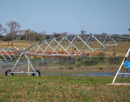 Sistema de irrigação por pivô central em funcionamento na fazenda experimental da Faculdade de Agroecologia em Presidente Prudente, demonstrando tecnologia agrícola.
