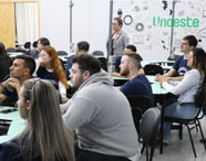 Turma de Administração participando de atividade em laboratório no campus de Presidente Prudente. 