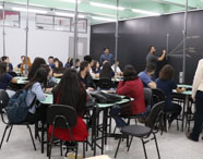 Estudantes em sala de aula tradicional no campus Presidente Prudente da Unoeste, com foco em aprendizagem ativa.