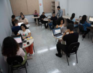 Alunos utilizando computadores em sala de informática da Unoeste Presidente Prudente.