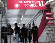 Entrada da Unoeste Business School no campus de Presidente Prudente, com identidade visual institucional.