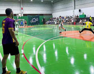 Alunos da Faculdade de Sistemas de Informação em Jaú participando de atividade esportiva de futsal em ginásio, com público assistindo.