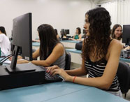 Alunos da Faculdade de Sistemas de Informação em Jaú em aula prática no laboratório de informática, utilizando computadores para atividades acadêmicas.