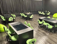 Sala Betha da Faculdade de Sistemas de Informação em Jaú, com mesas interativas e cadeiras modernas, para aulas e projetos tecnológicos.