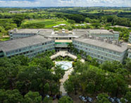 Vista aérea do campus da Faculdade de Mídias Sociais Digitais em Presidente Prudente, com edifícios modernos, áreas verdes e paisagismo.