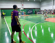 Alunos da Faculdade de Agronomia em Jaú participando de jogo de futsal em ginásio, promovendo integração e atividades esportivas universitárias.