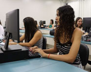 Alunos da Faculdade de Agronomia em Jaú em aula prática no laboratório de informática, utilizando computadores para atividades acadêmicas.