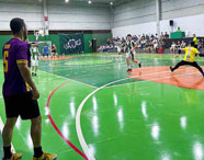Alunos da Faculdade de Medicina Veterinária em Jaú participando de jogo de futsal em ginásio, promovendo integração e atividades esportivas.