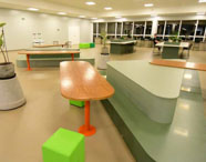 Área de convivência moderna da Faculdade de Medicina Veterinária em Jaú, com mesas e bancos, oferecendo espaço para descanso e interação dos alunos.