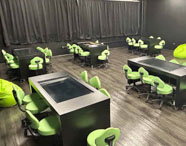 Sala Betha da Faculdade de Medicina Veterinária em Jaú, com mesas interativas e cadeiras modernas, para aulas e projetos tecnológicos.