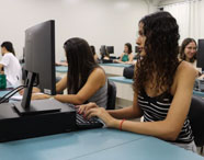 Alunos da Faculdade de Medicina Veterinária em Jaú em aula prática no laboratório de informática, utilizando computadores para atividades acadêmicas.