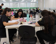 Alunos da Faculdade de Terapia Ocupacional em Jaú concentrados em seus estudos em sala de aula ou biblioteca, focando no aprendizado acadêmico.