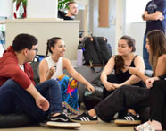 Alunos da Faculdade de Terapia Ocupacional em Jaú interagindo e convivendo em ambiente descontraído, promovendo a socialização universitária.