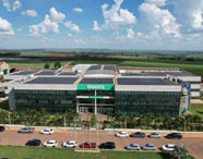 Vista aérea da moderna estrutura da Faculdade de Terapia Ocupacional em Jaú (Unoeste), com painéis solares e amplo campus.