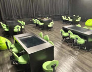 Sala de aula moderna e tecnológica da Faculdade de Terapia Ocupacional em Jaú, com mesas interativas e cadeiras ergonômicas.