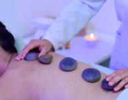 faculdade-de-estetica-e-cosmetica-habilidades-terapeuticas-massagem-pedras