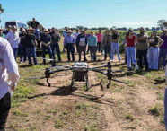 Demonstração de drone agrícola para estudantes e profissionais da Faculdade de Silvicultura em Presidente Prudente, mostrando tecnologia para manejo florestal.