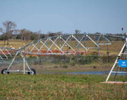 Sistema de irrigação por pivô central em funcionamento na fazenda experimental da Faculdade de Silvicultura em Presidente Prudente, demonstrando tecnologia agrícola.