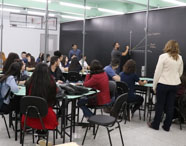 Estudantes de Ciências Contábeis recebem orientação do professor em sala colaborativa da Unoeste. 