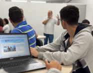 Professor explica conteúdo para alunos em sala de aula moderna e equipada no campus de Presidente Prudente. 