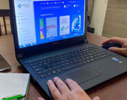 Pessoa acessando a biblioteca virtual da Faculdade de Terapia Ocupacional em Presidente Prudente em um notebook, destacando recursos digitais de estudo.
