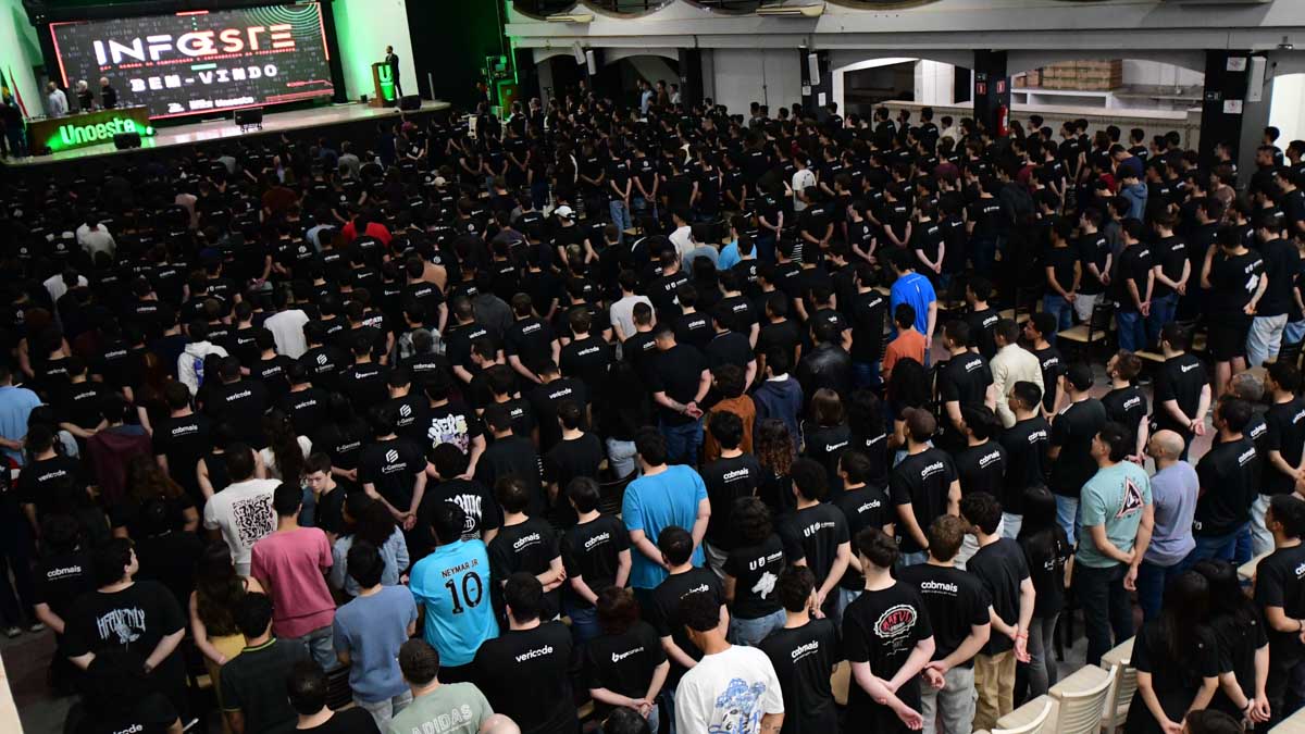 Grande grupo de alunos do curso de Sistemas de Informação reunidos em evento no auditório Salão do Limoeiro, participando de palestra sobre tecnologia e inovação.