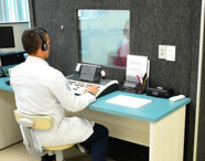 Ambiente moderno de audiometria utilizado na formação dos alunos de Fonoaudiologia da Unoeste. 