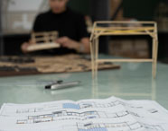 Planta baixa e maquete física em mesa de aula prática do curso de Design de Interiores da Unoeste.