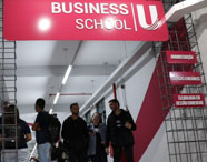 Entrada da Escola de Negócios da Unoeste com estudantes circulando pelo corredor