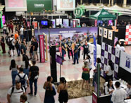 Feira acadêmica e evento com estandes e alunos no campus de Presidente Prudente