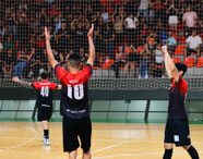 Atletas universitários celebram durante jogo no ginásio esportivo do campus de Presidente Prudente. 