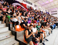 Arquibancada lotada com torcida apoiando os alunos em evento esportivo da Unoeste em Presidente Prudente. 