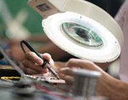 Aluno da Unoeste realizando atividade prática em bancada de laboratório de Engenharia Elétrica. 