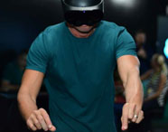 Estudante da Unoeste utilizando tecnologia de realidade virtual no curso de Engenharia Elétrica. 