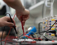 Aula prática com foco em circuitos e equipamentos elétricos no laboratório de Engenharia Elétrica da Unoeste. 