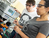 Estudantes da Unoeste em atividade prática no laboratório de eletrônica. 
