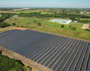 Vista aérea da usina solar no campus II da Unoeste, utilizada como laboratório sustentável na Engenharia Elétrica.