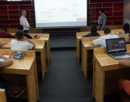  faculdade-de-agronegocio-auditorio.jpg   Estudantes do curso de Agronegócio assistem a aula em auditório com estrutura moderna no campus de Prudente.