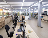 Faculdade de agronegócio biblioteca: ambiente interno amplo e moderno, com estações de trabalho equipadas com computadores, cadeiras ergonômicas e prateleiras cheias de livros. O espaço organizado incentiva o estudo, pesquisa e acesso a conteúdos acadêmicos de qualidade, promovendo o desenvolvimento intelectual dos alunos do curso de agronegócio.