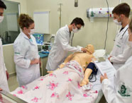 Estudantes do curso de Medicina da Unoeste Jaú em aula prática com boneco de simulação realística. 